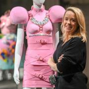 Marina Hoermanseder neben einem von ihr kreierten Kleid für die Herbst-/Wintersaison 2021/2022.