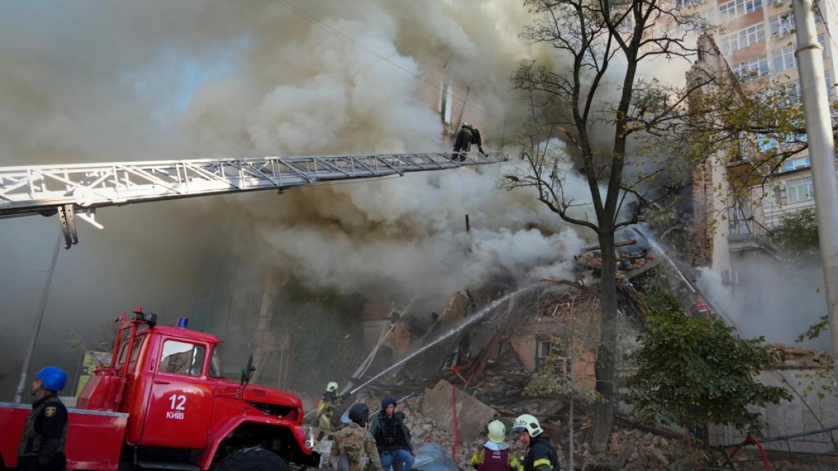 Feuerwehrleute arbeiten nach dem Beschuss von Geb&auml;uden durch eine Drohne. (Foto)