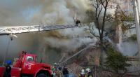 Feuerwehrleute arbeiten nach dem Beschuss von Gebäuden durch eine Drohne.