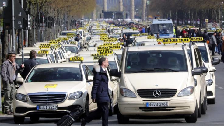 Taxifahrer protestieren auf der Straße des 17. Juni zwischen Brandenburger Tor und Siegessäule.