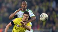 Dortmunds Robert Lewandowski im Duell mit Wolfsburgs Naldo.