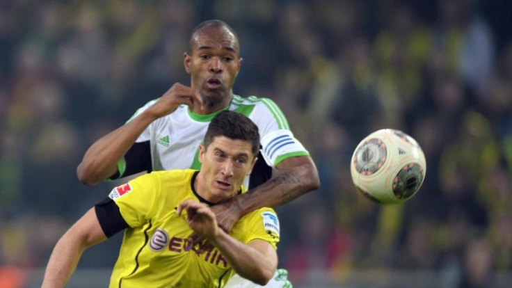 Dortmunds Robert Lewandowski im Duell mit Wolfsburgs Naldo.
