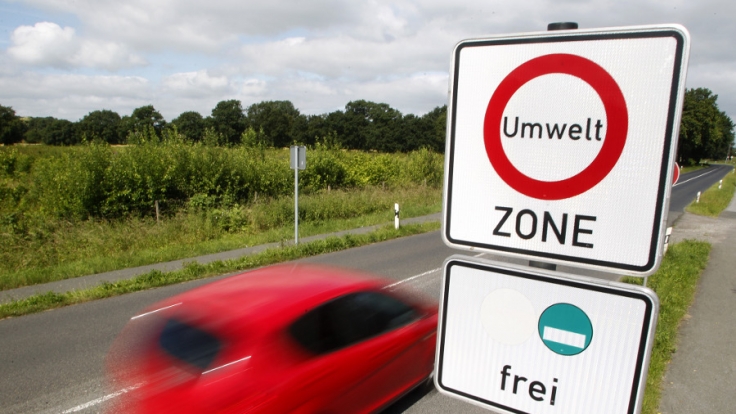Die blaue Plakette soll spätestens 2017 eingeführt werden. Ob dann auch Ihr Wagen von dem Innenstadt-Verbot betroffen sein wird, erfahren Sie hier.