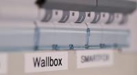 Eine Wallbox zur Regelung einer Ladesäule für Elektrofahrzeuge kann Privathaushalte vor finanzielle Herausforderungen stellen.