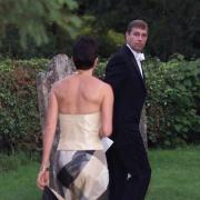 Prinz Andrew und Ghislaine Maxwell zusammen bei einer Hochzeit im Jahr 2000.