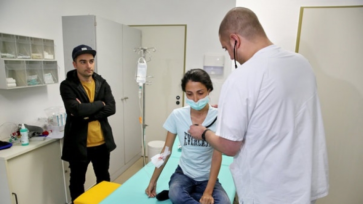 Eine iranische Frau wird in der neuen Flüchtlingsambulanz in Leipzig (Sachsen) untersucht.