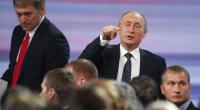 Russlands Präsident Wladimir Putin (r) und sein Kremlsprecher Dmitri Peskow (l).