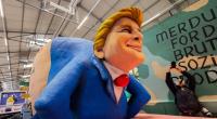 US-Präsident Donald Trump wird beim Kölner Rosenmontagszug mit blankem Hintern dargestellt. 