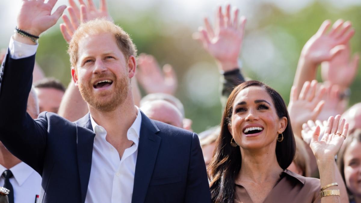 Mit ihrem j&uuml;ngsten Auftritt mit jamaikanischen Politikern sorgten Prinz Harry und Meghan Markle f&uuml;r Entsetzen - nun werden die Rufe nach der endg&uuml;ltigen Titelaberkennung immer lauter. (Foto)
