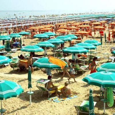Urlauberin (26) am Strand von 4 Männern vergewaltigt