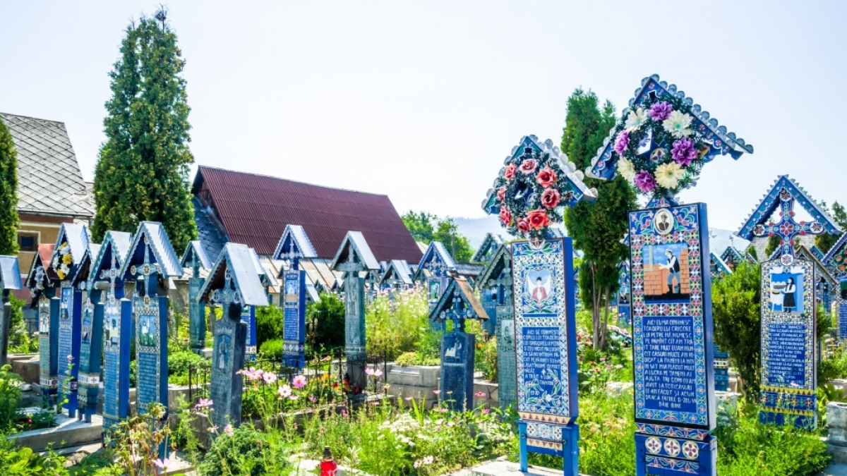 Auf dem "Fröhlichen Friedhof" in der Gemeinde Săpânța in Rumänien sucht man graue Grabsteine vergebens. Die rund 800 Holzkreuze sind stattdessen bunt bemalt und zeigen Szenen aus dem Leben der Verstorbenen. (Foto)