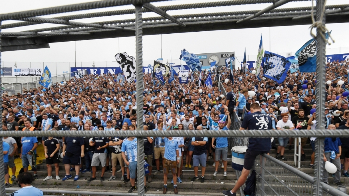 Mit Jubel und Ges&auml;ngen stehen die Fans hinter dem TSV 1860 M&uuml;nchen. (Symbolbild) (Foto)