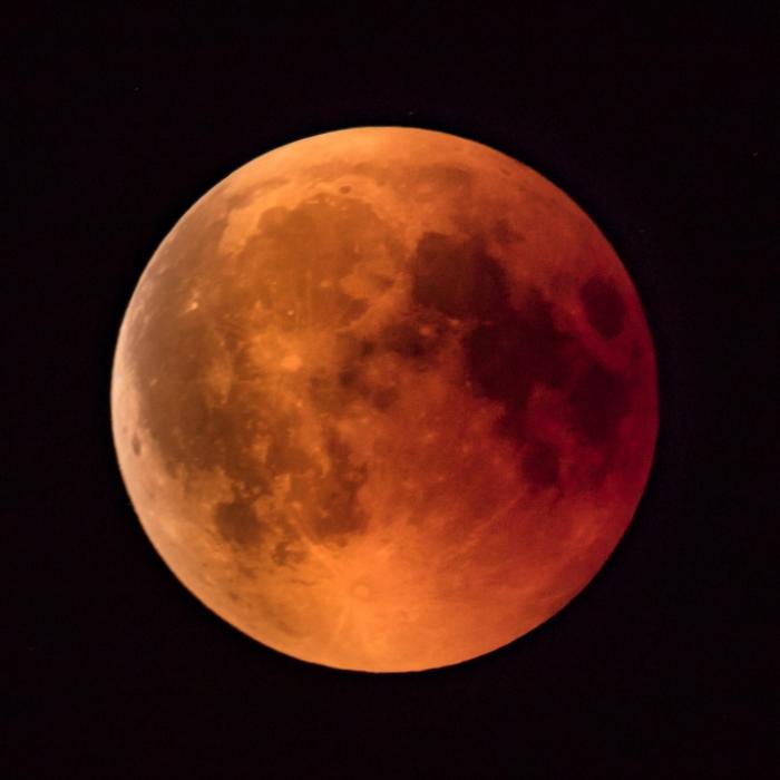 Nach Blutmondfinsternis! Düstere Flower Moon erhellt Nachthimmel
