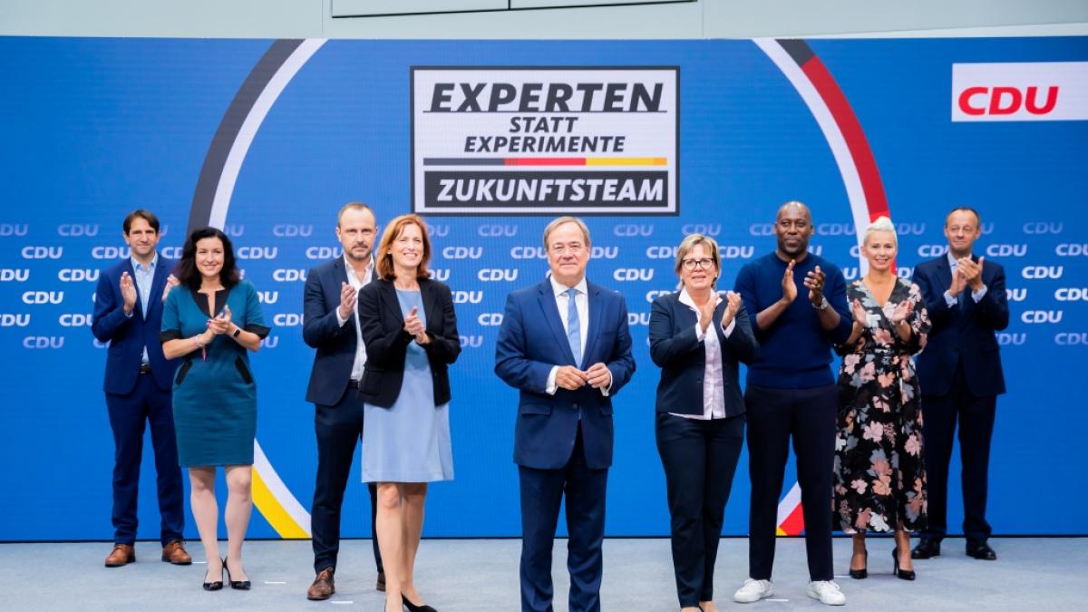 Armin Laschet (M), CDU-Kanzlerkandidat, CDU-Bundesvorsitzender und Ministerpr&auml;sident von Nordrhein-Westfalen, pr&auml;sentiert das "Zukunftsteam" der Union in der CDU-Parteizentrale. (Foto)