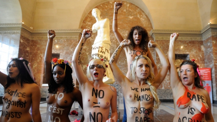 Dieselben Gesten, eine andere Location: Femen im Louvre.