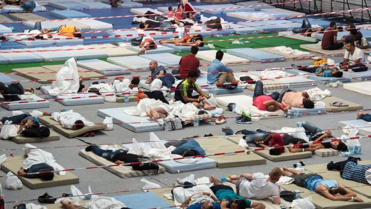 Ansteckungsgefahr durch große Menschenansammlungen: Grippeviren könnten sich in Flüchtlingsunterkünften rasch verbreiten.