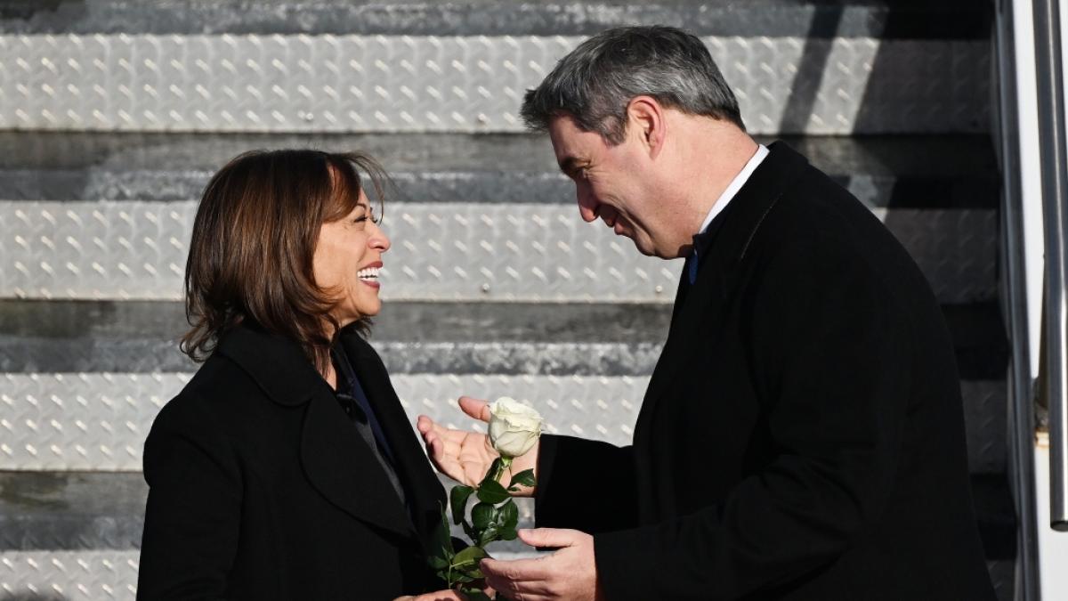 Markus S&ouml;der begr&uuml;&szlig;te Kamala Harris mit einer Rose vor der M&uuml;nchner Sicherheitskonferenz. (Foto)