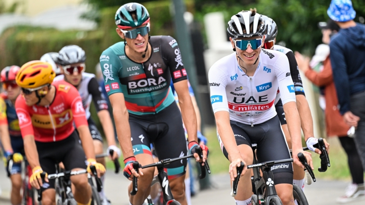 Tadej Pogacar (r) aus Slowenien vom UAE Team Emirates in Aktion bei der 21. Etappe der Tour de France. (Symbolbild) (Foto)
