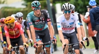 Tadej Pogacar (r) aus Slowenien vom UAE Team Emirates in Aktion bei der 21. Etappe der Tour de France. (Symbolbild)