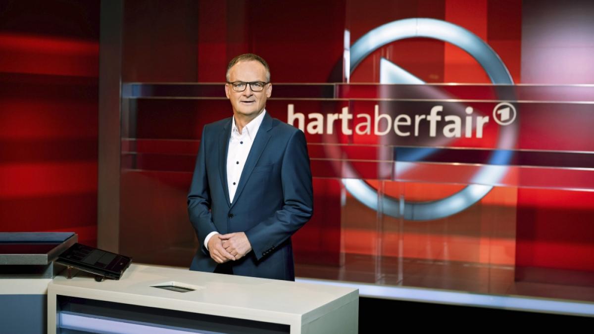 In einer neuen Ausgabe von "hart aber fair" am 21. M&auml;rz 2022 diskutiert Frank Plasberg im Ersten mit seinen G&auml;sten &uuml;ber die steigenden Energiepreise als unmittelbare Folge des Ukraine-Krieges. (Foto)