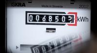 Steigende Strompreise und kein Ende: Auch 2023 werden Verbraucherinnen und Verbraucher ordentlich zur Kasse gebeten.