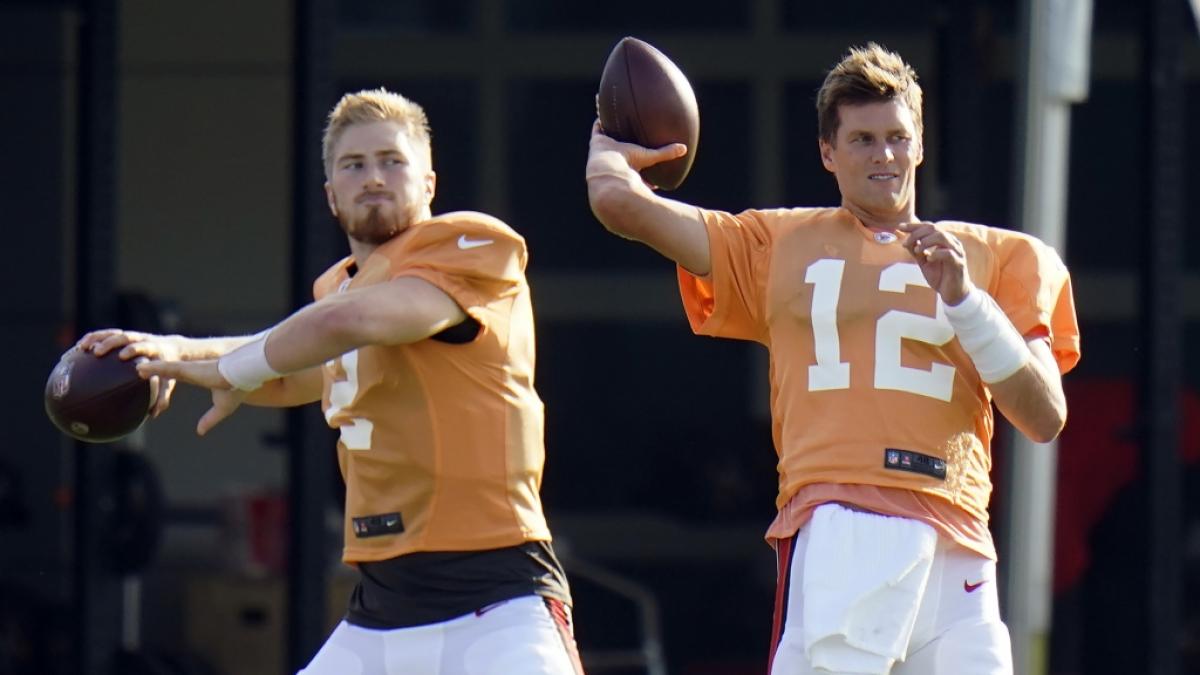 Tom Brady (r) und Quarterback Kyle Trask von den Tampa Bay Buccaneers fiebern der neuen NFL-Saison entgegen. (Foto)