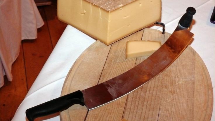 Rohmilchkäse ist anfälliger für bakterielle Verunreinigungen als sein Pendant aus pasteurisierter Milch (Symbolbild).