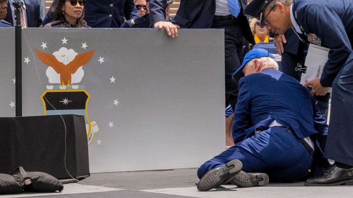 Der US-Pr&auml;sident stolperte &uuml;ber einen Sandsack. (Foto)