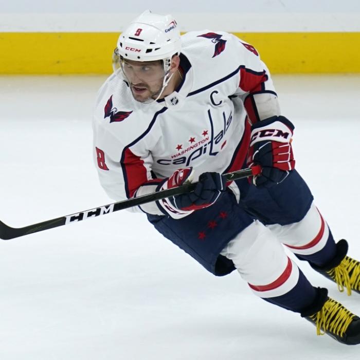 Schock-Moment! Schiedsrichter bei Eishockey-Spiel schwer verletzt