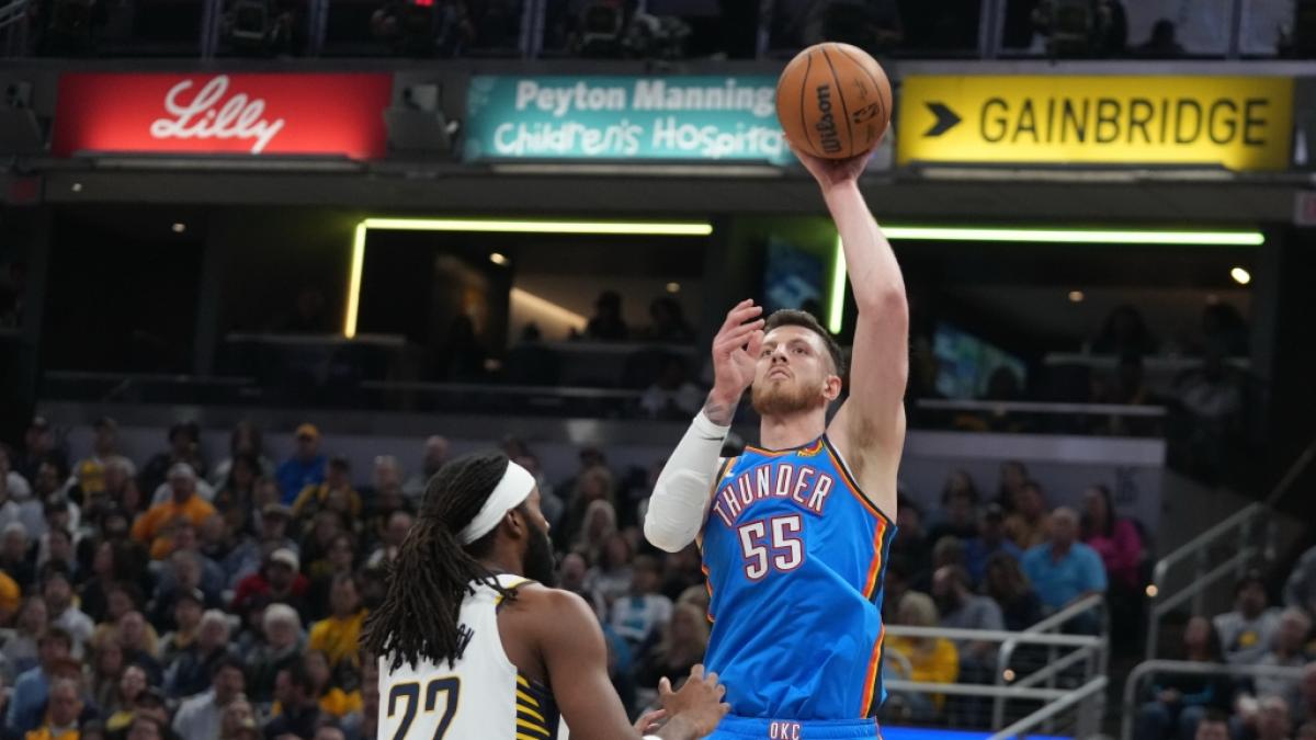 Isaiah Hartenstein von den Oklahoma City Thunder wirft den Ball, am 24.10.2025. (Symbolbild) (Foto)