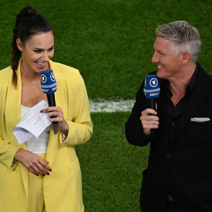 Schweini schwärmt plötzlich von ARD-Moderatorin - sie kontert im TV