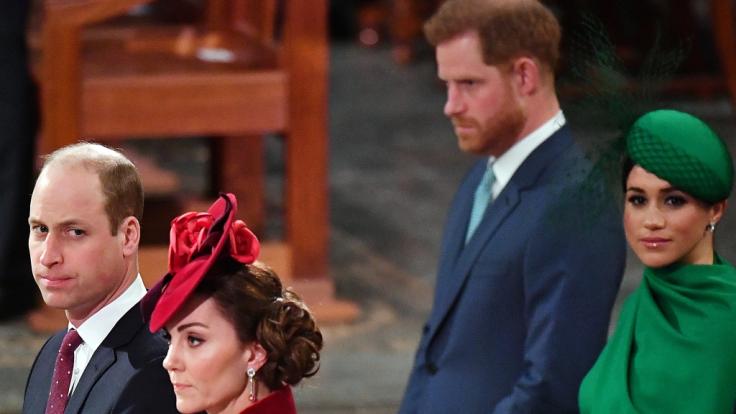 Diese Blicke sprechen Bände: Zwischen Prinz William, hier mit Ehefrau Kate Middleton, und Prinz Harry nebst Meghan Markle herrscht eisige Stimmung.