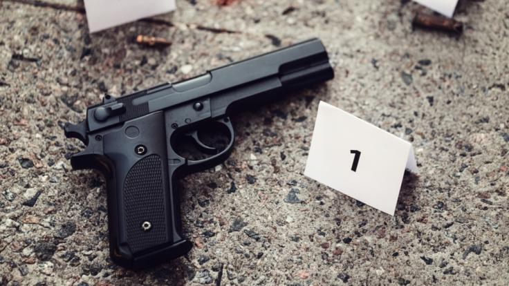 Ein 46-Jähriger hat bei einem Kindergeburtstag drei Menschen und sich selbst erschossen - seine neunjährige Tochter musste alles mitansehen (Symbolbild).