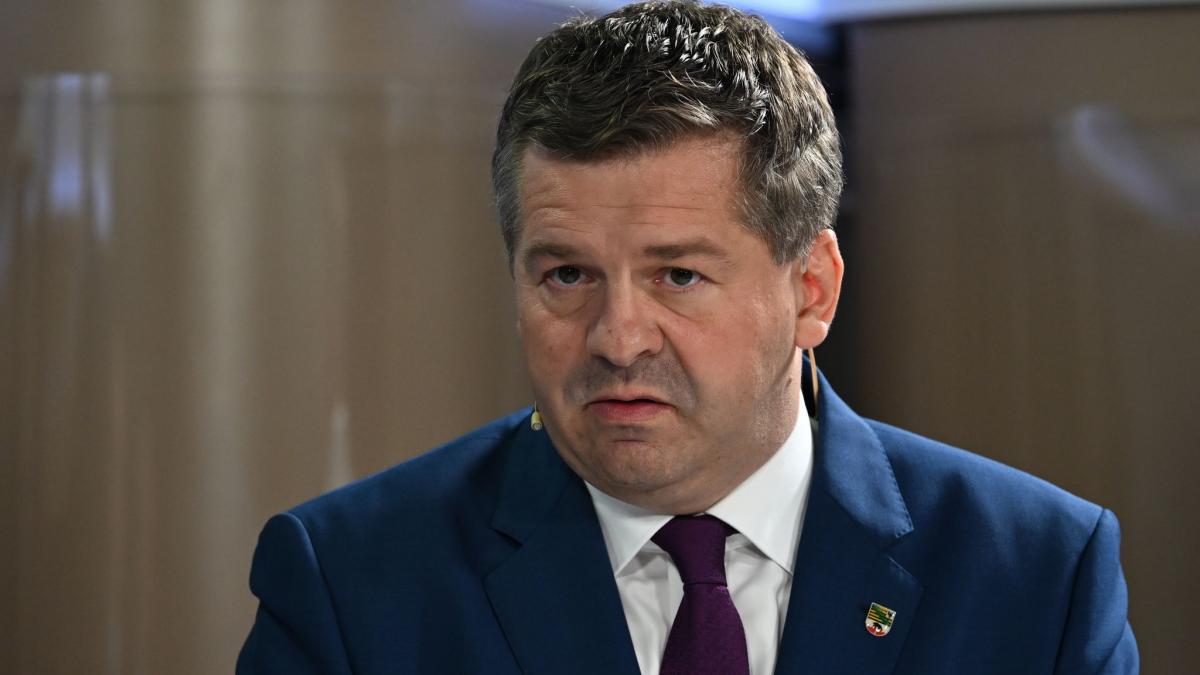 Sachsen-Anhalts Ministerpr&auml;sident Sven Schulze (CDU) blieb in der n-tv Wahlarena &uuml;ber weite Strecken auffallend defensiv. (Foto)