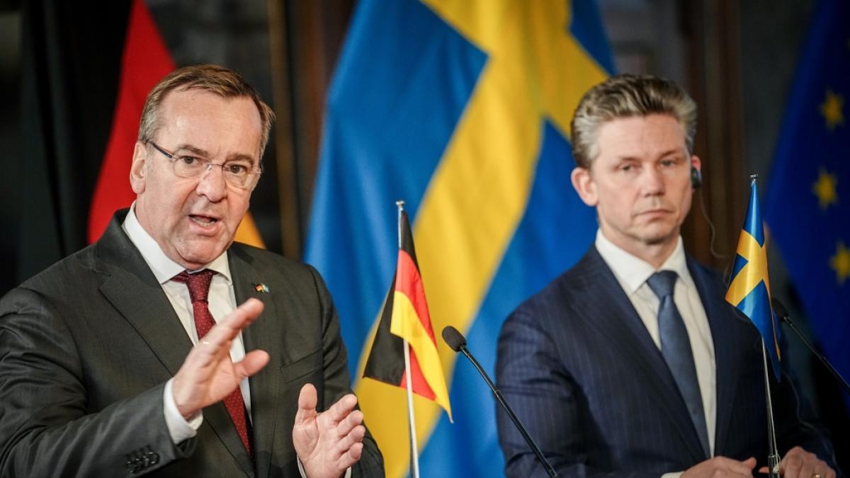 F&uuml;r Schwedens Verteidigungsminister Pal Jonson (r.), hier neben seinem deutschen Kollegen Boris Pistorius, ist die Nato Russland klar &uuml;berlegen. (Foto)