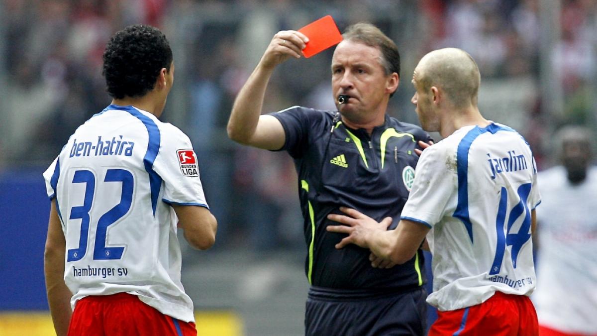 Schiedsrichter Lutz Wagner zeigt dem Hamburger &Auml;nis Ben-Hatira die Rote Karte wegen groben Foulspiels (2007). (Foto)