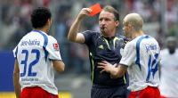 Schiedsrichter Lutz Wagner zeigt dem Hamburger Änis Ben-Hatira die Rote Karte wegen groben Foulspiels (2007).