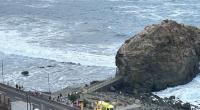Einsatzkräfte stehen beim Strand von Roque de Las Bodegas. Der Rettungsdienst versorgte sechs Menschen, die durch eine Riesenwelle verletzt wurden.