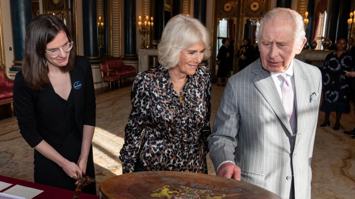 K&ouml;nig Charles III. und K&ouml;nigin Camilla nehmen einen Teil der k&ouml;niglichen Sammlung in Augenschein, die sich auf die langj&auml;hrige Verbindung der k&ouml;niglichen Familie zu Kenia bezieht. (Foto)