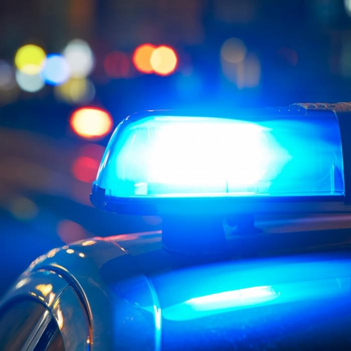 Fahrer hielt sie für einen Stein! Auto überrollt 16-Jährige nach Party zweimal