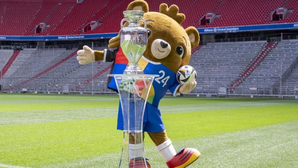 Alb&auml;rt, Maskottchen der Fu&szlig;ball-EM 2024, pr&auml;sentiert den Fu&szlig;ball-EM-Pokal in der Allianz Arena. (Foto)