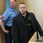 Der Angeklagte Patrick S. am 08. Juni 2016 im Landgericht Limburg an der Lahn. Der 27-jährige muss sich wegen Mordes an einem Polizeibeamten verantworten.