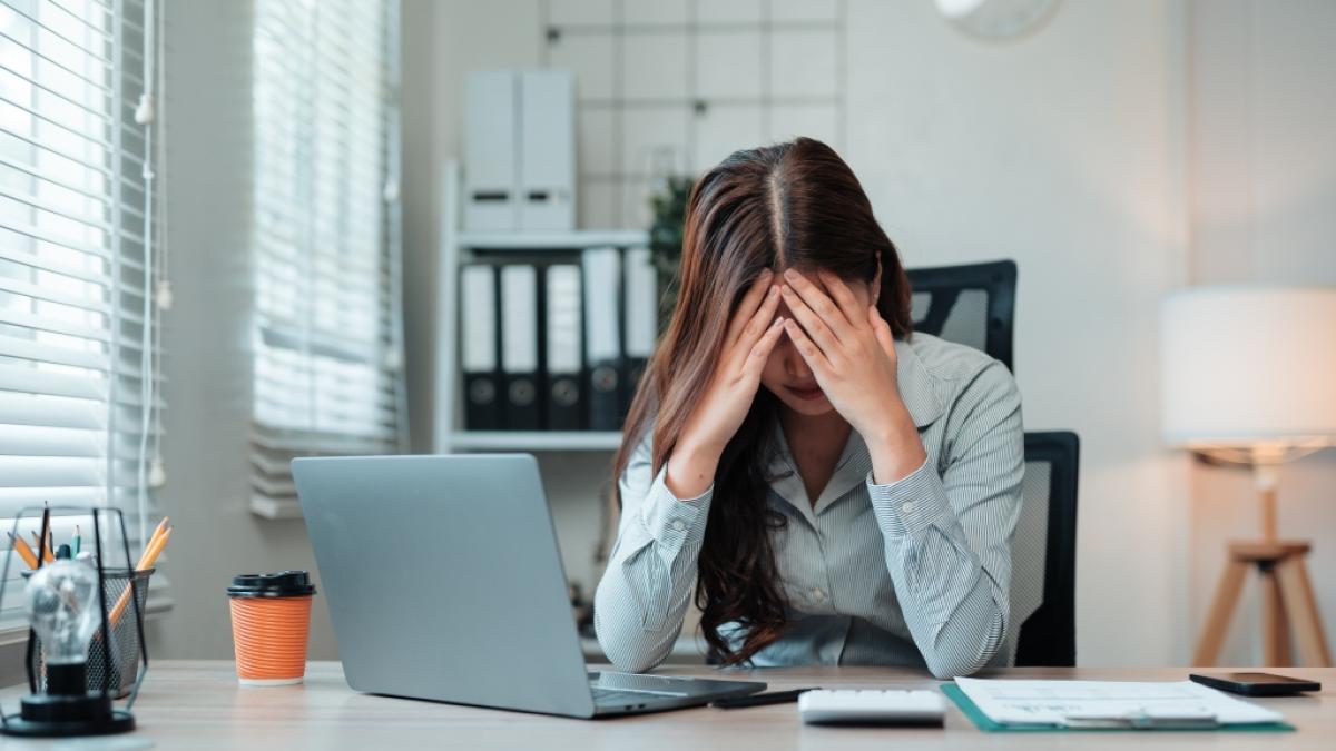 Wer sich immer unmotiviert und depressiv bei der Arbeit f&uuml;hlt, leidet eventuell unter Fr&uuml;hsymptomen eines Burnouts. (Foto)