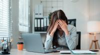 Wer sich immer unmotiviert und depressiv bei der Arbeit fühlt, leidet eventuell unter Frühsymptomen eines Burnouts.