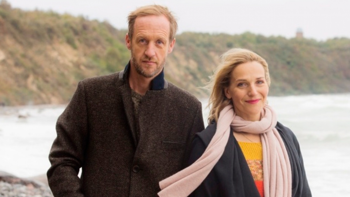 Die Hauptdarsteller von "Praxis mit Meerblick - Willkommen auf R&uuml;gen": Nora Kaminski (Tanja Wedhorn) und Dr. Richard Freese (Stephan Kampwirth). (Foto)