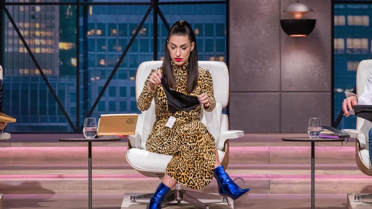 DHDL-Investorin&nbsp;Tijen Onaran mit einem ByeByeToe-Slip. (Foto)