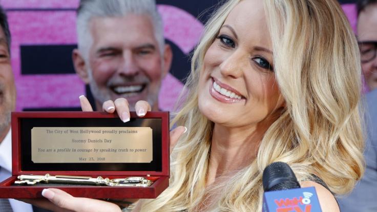 Stephanie Clifford alias Stormy Daniels mit dem Schlüssel von West Hollywod, den ihr Bürgermeister John J. Duran überreicht hat.