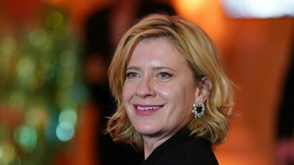 Schauspielerin Caroline Peters l&auml;chelt bei einer Preisverleihung in der Hofburg. (Foto)