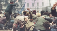 Im Herbst 1989 eskaliert der Widerstand gegen Ceausescus rote Despotie. Im Land herrschen chaotische Zustände. Rivalisierende Gruppen liefern sich Straßenschlachten.