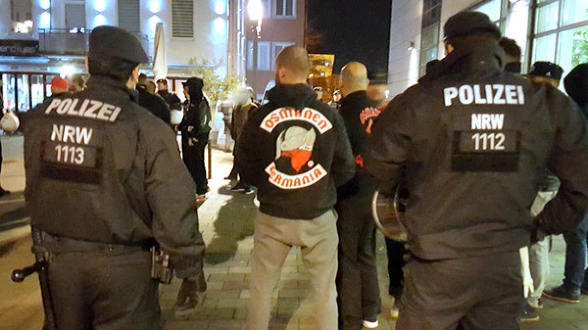 Polizisten bei einer Veranstaltung des Rockerclubs "Osmanen Germania". (Symbolbild) (Foto)
